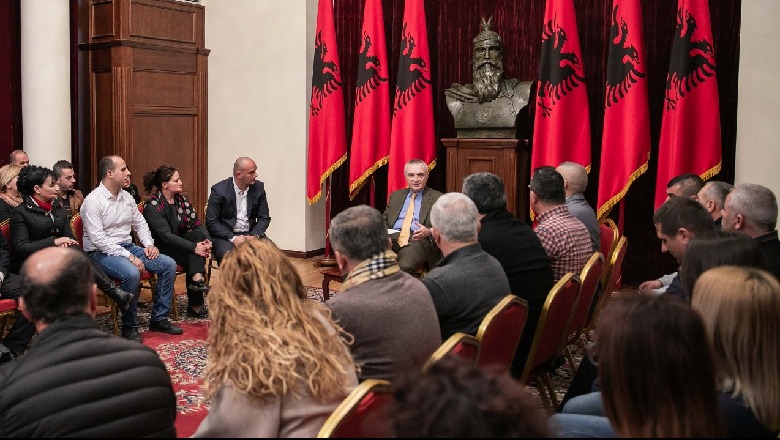 “Unaza e Re”/ Meta si Nishani tek Parku i Liqenit: Takim me grupin e banorëve që u mburret se… do të mbaj qëndrim! “Unaza e Re”/ Meta si Nishani tek Parku i Liqenit: Takim me grupin e banorëve që u mburret se… do të mbaj qëndrim!