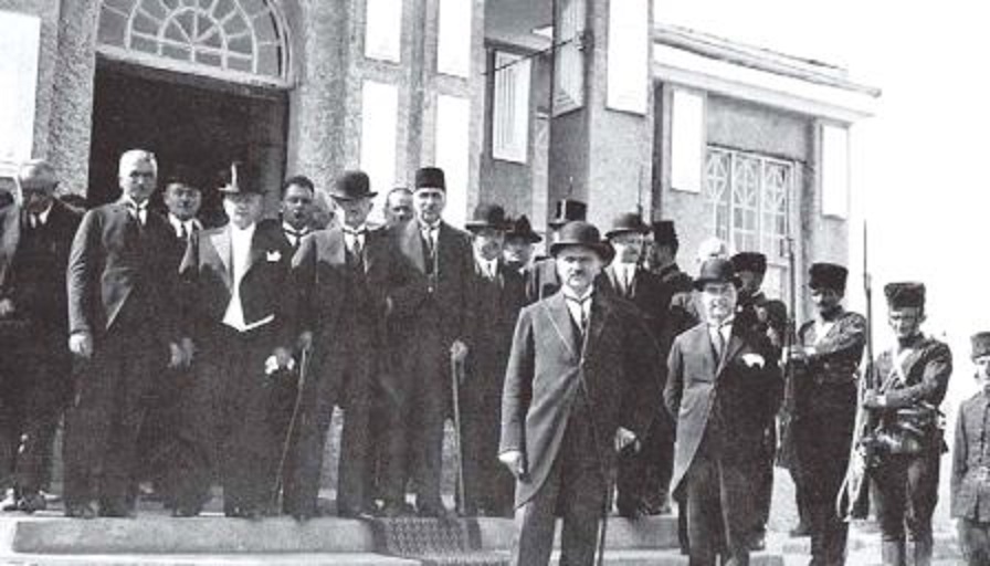 Kur parlamenti kishte burra! Mehdi Frashëri, grekëve: Ndaleni shpërnguljen e çamëve, ndryshe largojmë minoritetin grek nga Shqipëria Kur parlamenti kishte burra! Mehdi Frashëri, grekëve: Ndaleni shpërnguljen e çamëve, ndryshe largojmë minoritetin grek nga Shqipëria