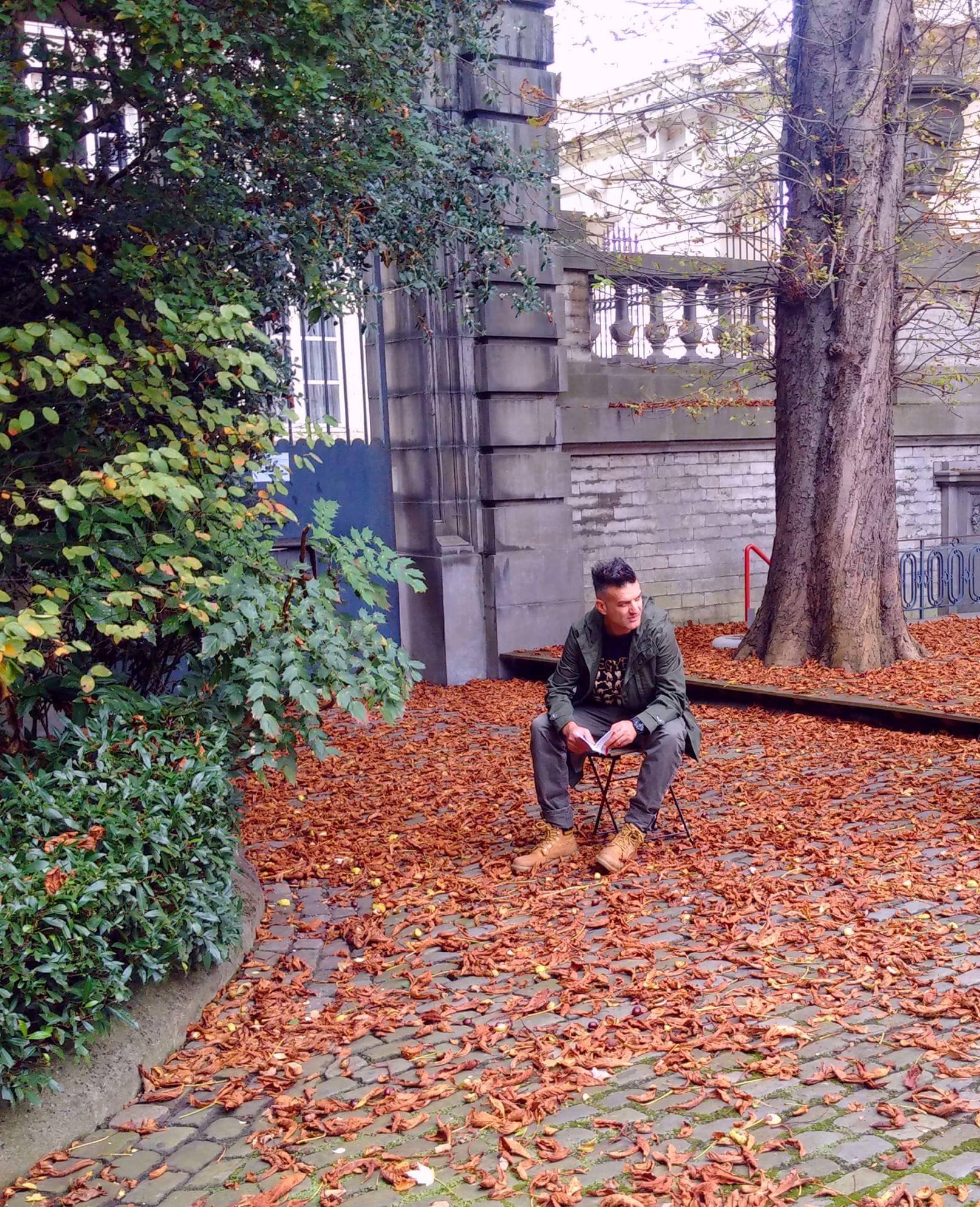 Mos shkoni deri në Kavajë, u përd.hunoj unë ku të doni Mos shkoni deri në Kavajë, u përd.hunoj unë ku të doni