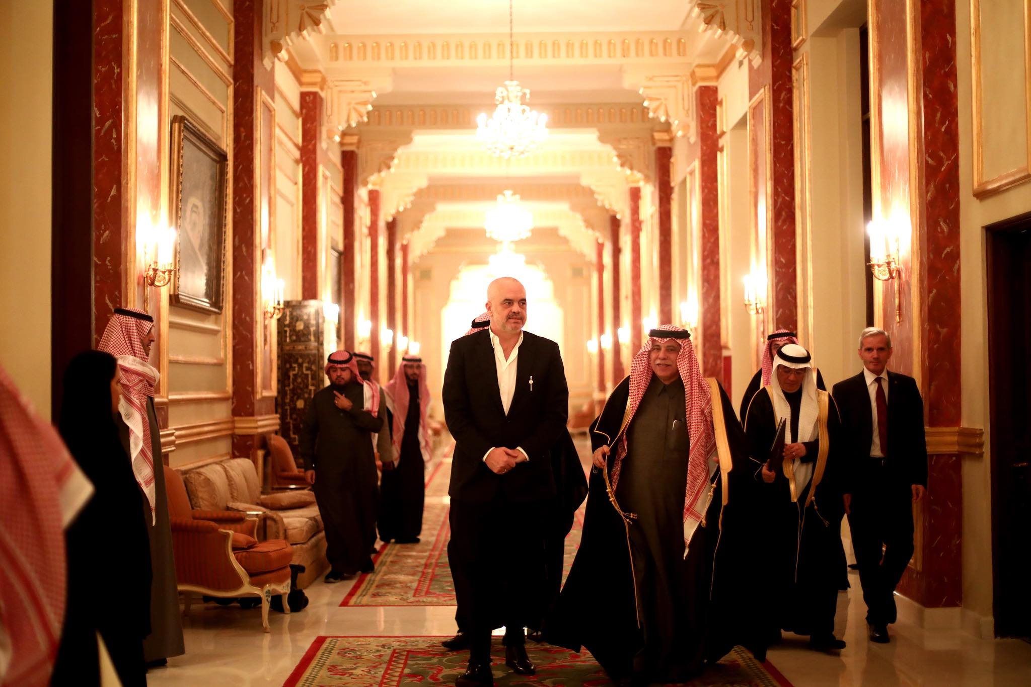 Rama poston kolazhin me foto nga vizita në Arabi, ja çfarë lajmëron se do ndodhë Rama poston kolazhin me foto nga vizita në Arabi, ja çfarë lajmëron se do ndodhë