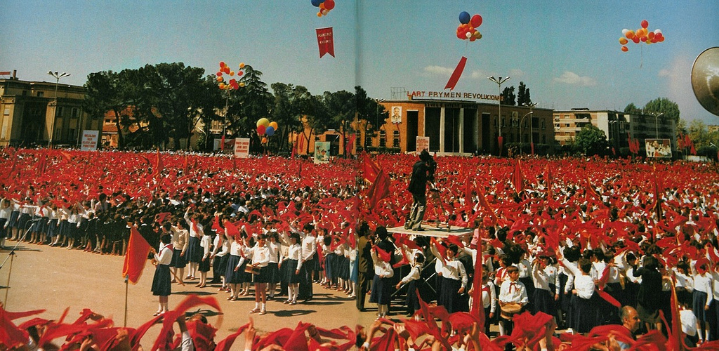 Kur populli i “lumtur” festonte! Parada e 1 Maj 1988 në Shqipëri dhe historia e kësaj date (Video) Kur populli i “lumtur” festonte! Parada e 1 Maj 1988 në Shqipëri dhe historia e kësaj date (Video)
