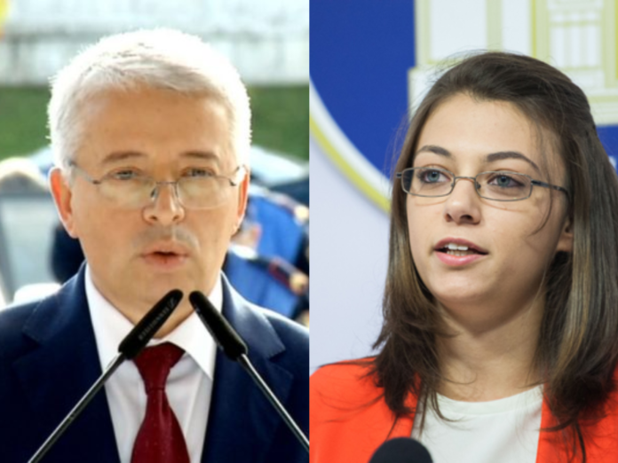 Një parlament i mbushur me “turp” intelektual! Lleshaj tallet me deputeten pa shkollë të LSI: Me ju do flas kur të mbaroni Universitetin Një parlament i mbushur me “turp” intelektual! Lleshaj tallet me deputeten pa shkollë të LSI: Me ju do flas kur të mbaroni Universitetin