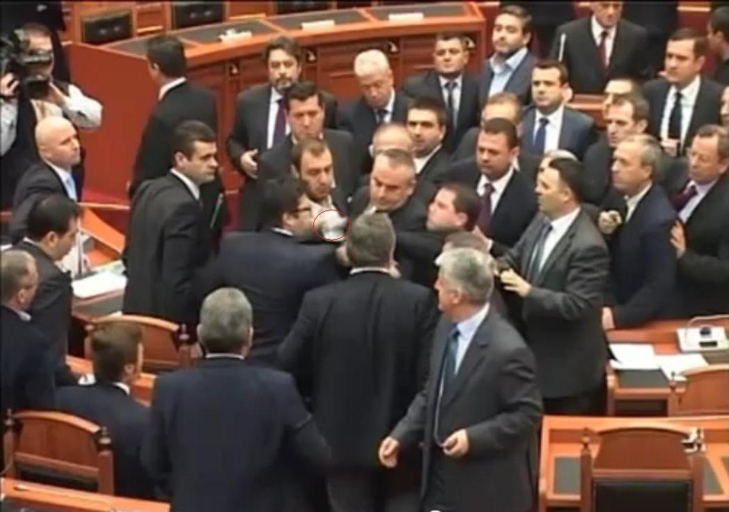 Stërkaj kërcënon pas sulmit ndaj tij: Telefonova Vasalin, nëse preket një deputet do mbash ti i pari përgjegjësi… besojmë se Paloka e ka marrë mesazhin Stërkaj kërcënon pas sulmit ndaj tij: Telefonova Vasalin, nëse preket një deputet do mbash ti i pari përgjegjësi… besojmë se Paloka e ka marrë mesazhin