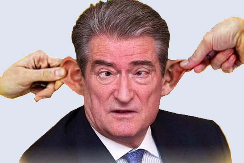 Familja e Erion Veliajt në zi, plaku i marrë Berisha iu sulet edhe në ditën e mortit