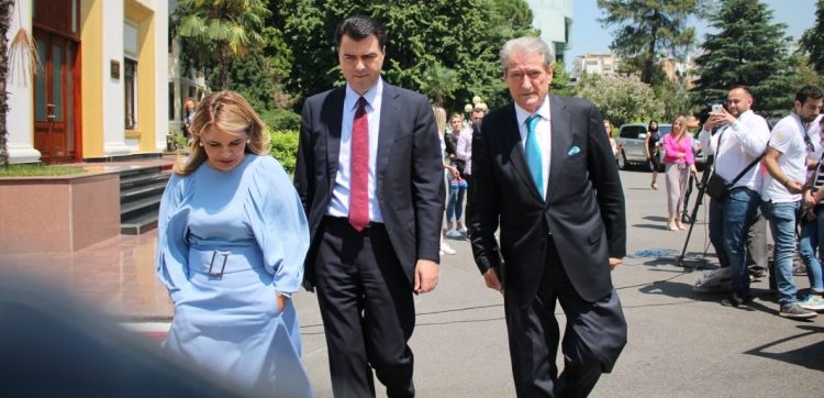 Ja si Berisha, Basha e Kryemadhi rrezikojnë të përgjohen e t’u kontrollohen banesat pas dorëzimi i mandateve!