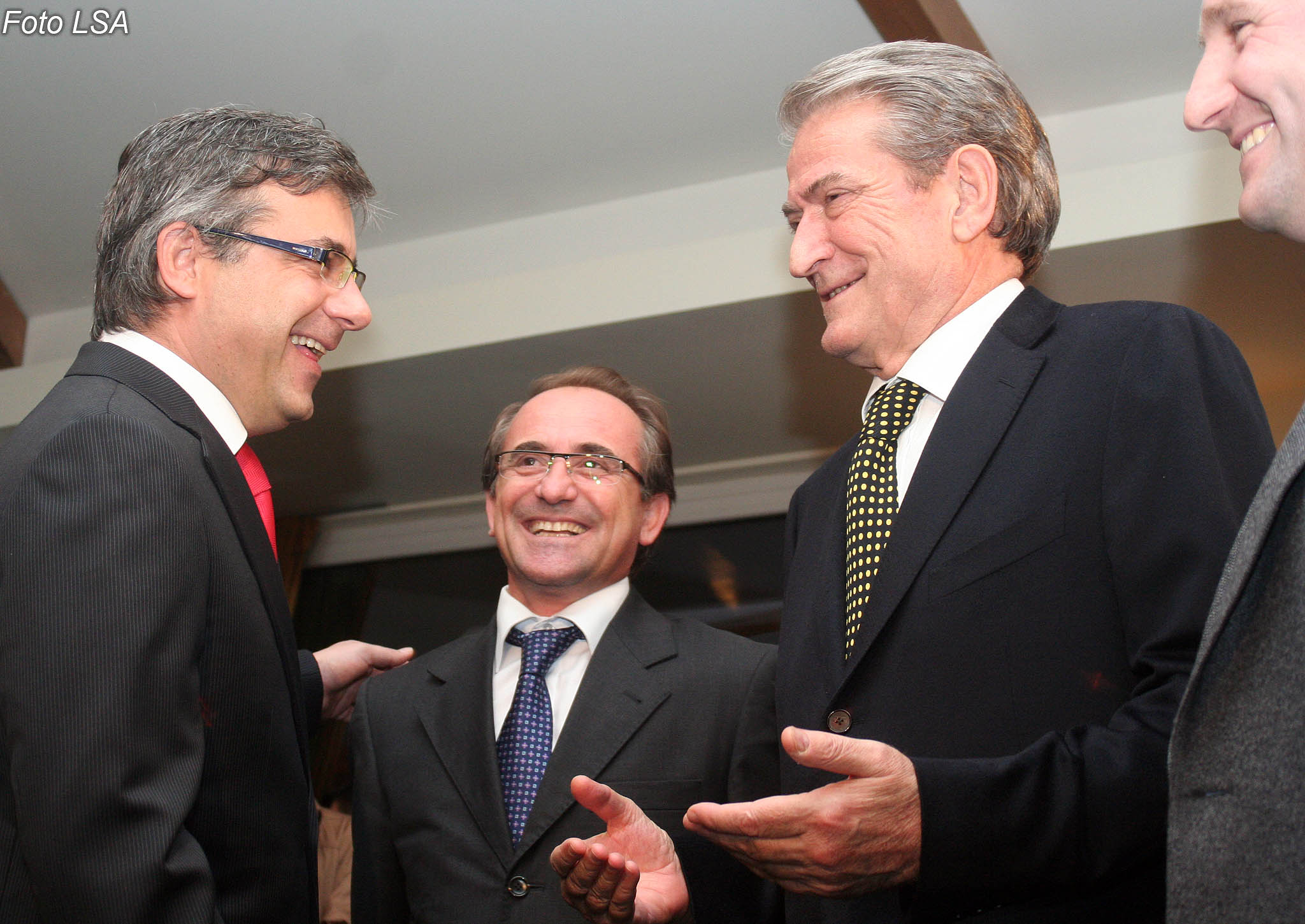 Lajthitje apo mllef ndaj SHBA-BE-së?! Këshilltari “mizerabël” i Bashës thotë se SHBA e BE s’duhen marrë seriozisht! Lajthitje apo mllef ndaj SHBA-BE-së?! Këshilltari “mizerabël” i Bashës thotë se SHBA e BE s’duhen marrë seriozisht!