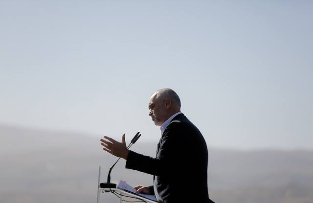 Zhvillimi i agroturizmit, Rama jep certifikatën e parë në kuadër të “100 fshatrat” Zhvillimi i agroturizmit, Rama jep certifikatën e parë në kuadër të “100 fshatrat”