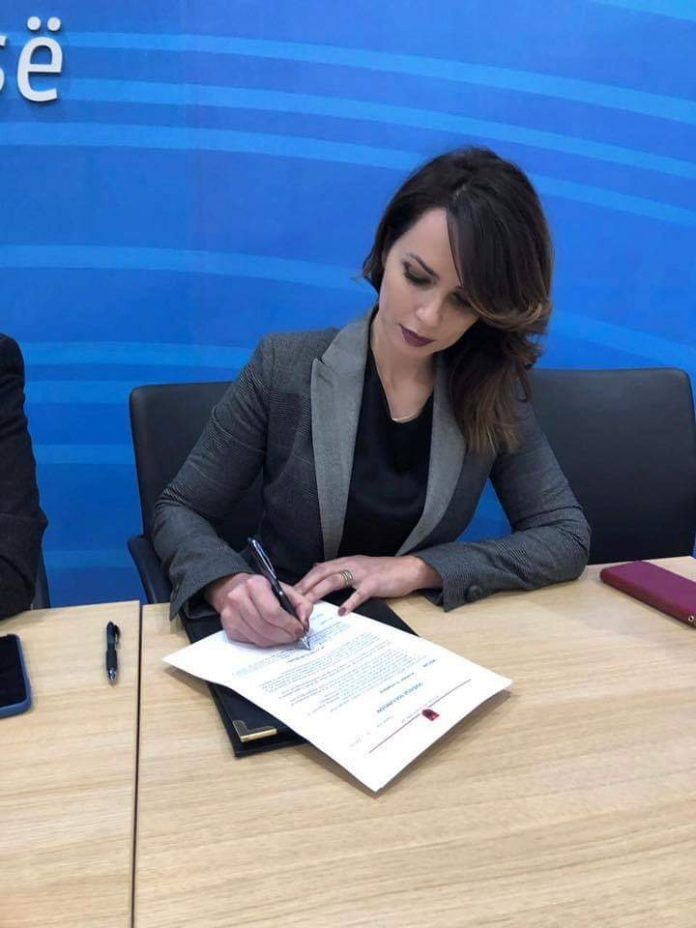 FOTOT/ Pas Salianjit e djeg dhe Grida… mandatin e shoqërojnë edhe deputetë të tjerë FOTOT/ Pas Salianjit e djeg dhe Grida… mandatin e shoqërojnë edhe deputetë të tjerë