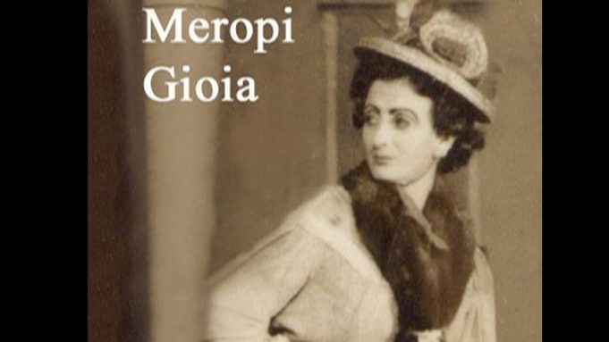 Meropi Xhoja, gruaja e “Artistit të Popullit” femra e parë aktore që u ngjit në skenë në vitin 1936 Meropi Xhoja, gruaja e “Artistit të Popullit” femra e parë aktore që u ngjit në skenë në vitin 1936