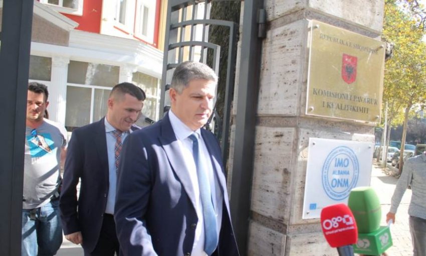 Hije dyshimi në deklarimin e pasurisë: Prokurori Adnan Kosova duhet të shkarkohet sipas ONM! Hije dyshimi në deklarimin e pasurisë: Prokurori Adnan Kosova duhet të shkarkohet sipas ONM!