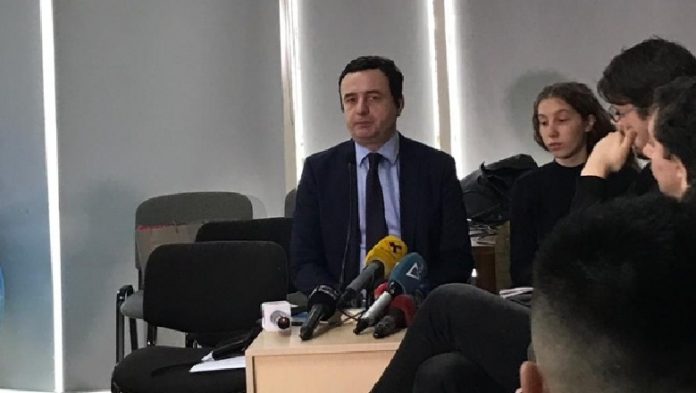 Studentët refuzojnë takimin me Albin Kurtin në Fakultetin e Shkencave Sociale Studentët refuzojnë takimin me Albin Kurtin në Fakultetin e Shkencave Sociale