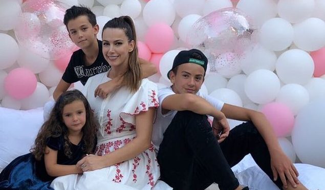 E ka fshehur gjithmonë, por i biri e zbuloi: Ja kush është bashkëshorti i Valbona Selimllarit (Foto) E ka fshehur gjithmonë, por i biri e zbuloi: Ja kush është bashkëshorti i Valbona Selimllarit (Foto)