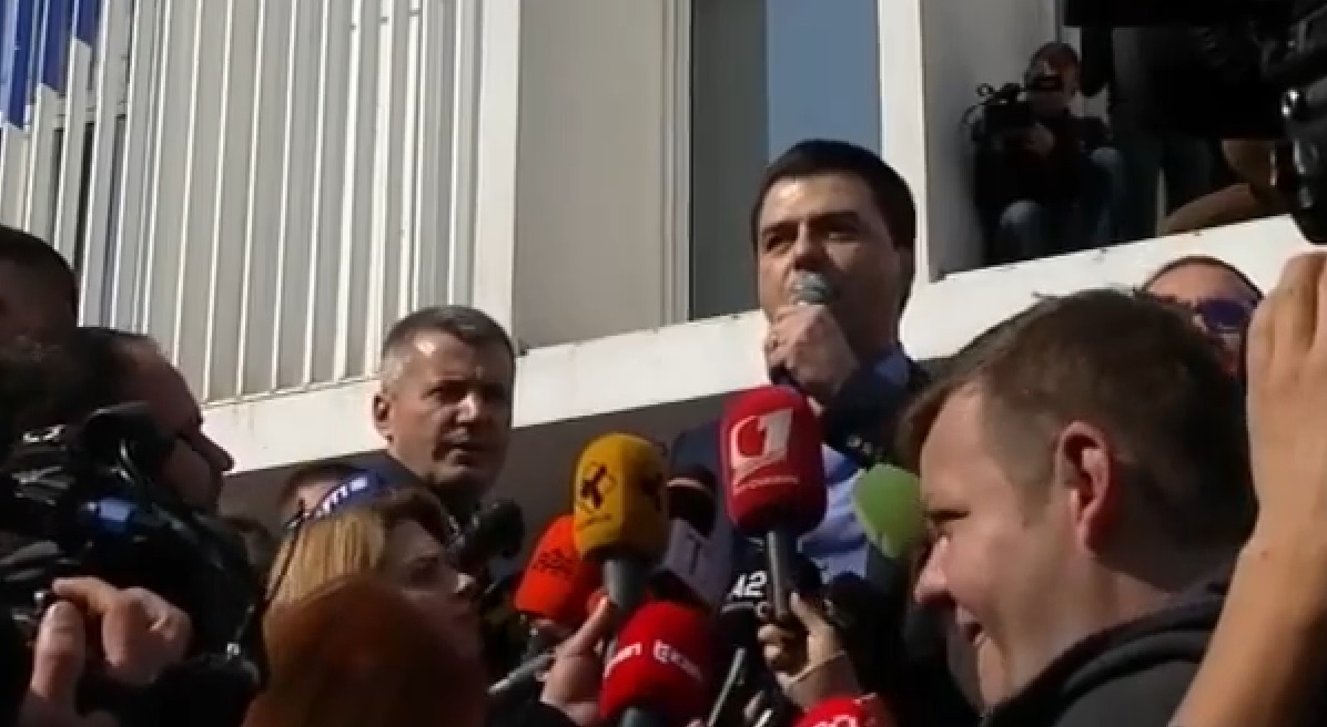 Ndeshja me Francën/ Rrjeti ironizon lojtarët e Shqipërisë, Lulzim Basha “merr rol” të rëndësishëm pas gafës me himnin Ndeshja me Francën/ Rrjeti ironizon lojtarët e Shqipërisë, Lulzim Basha “merr rol” të rëndësishëm pas gafës me himnin