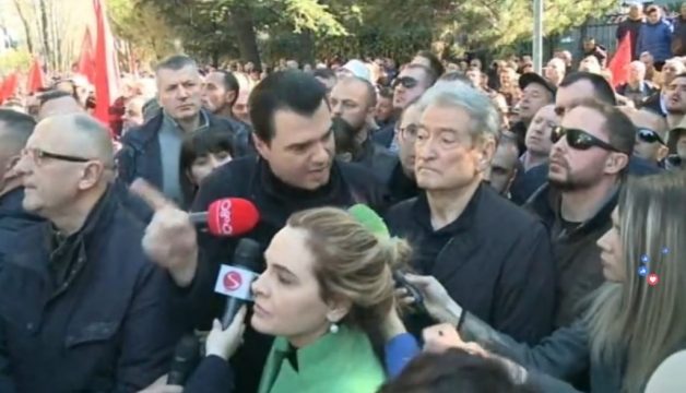 “Guaido” shqiptar: Rrjeti ironizon me pritjen e Bashës në protestë për tu vetbërë…kryeministër