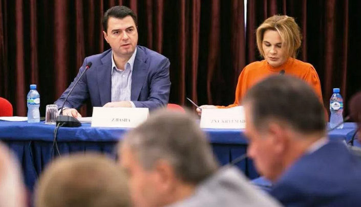 “Basha i kapi të gjithë në befasi”, por më shumë habiti Monika “Basha i kapi të gjithë në befasi”, por më shumë habiti Monika