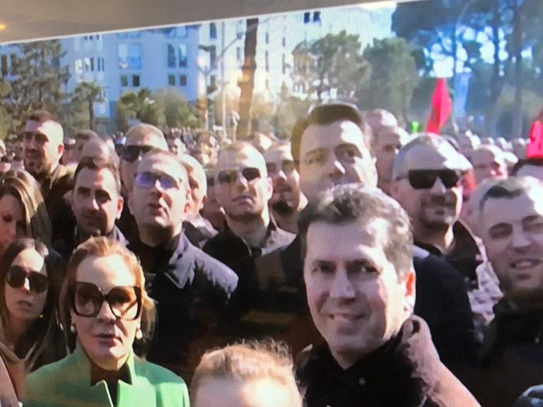 Avokati Romeo Kara: Me noçkat shtrigane të Monës, dhe qeshjet e Uriah Hipit Basha çdo protestë e humbet qëllimin…kthehet në turp! Avokati Romeo Kara: Me noçkat shtrigane të Monës, dhe qeshjet e Uriah Hipit Basha çdo protestë e humbet qëllimin…kthehet në turp!