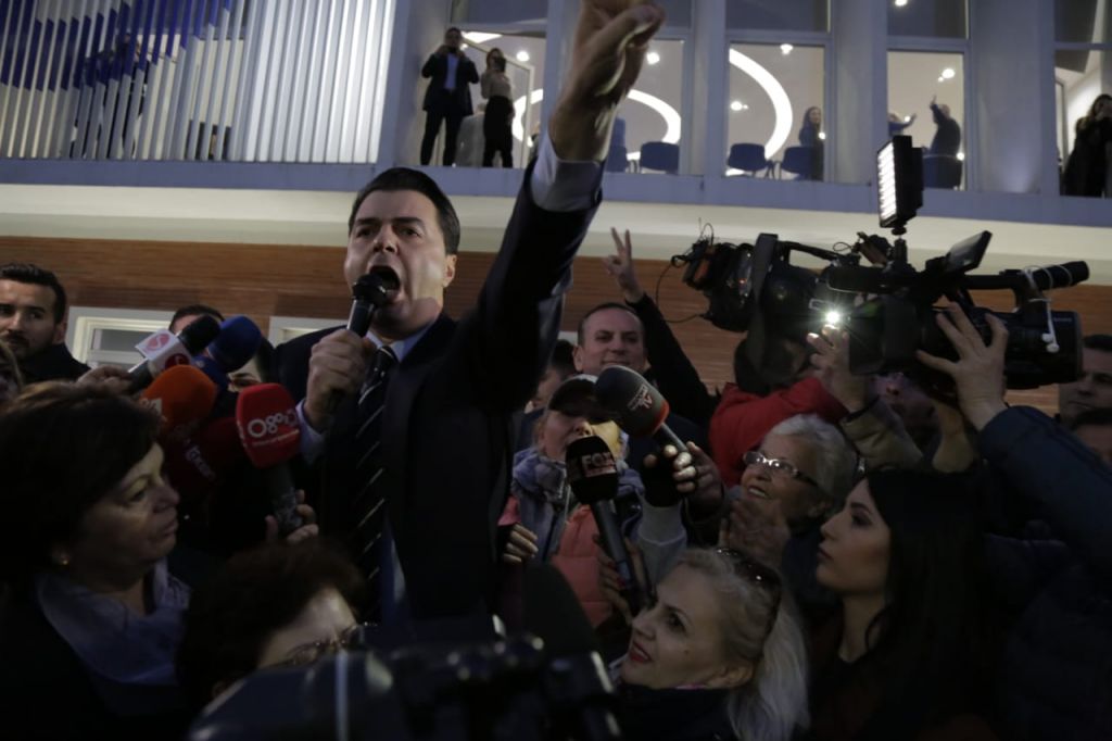 Pasi e nxorri PD në rrugë, Basha shfaqet fitimtarë dhe entuziast për vendimin (Foto) Pasi e nxorri PD në rrugë, Basha shfaqet fitimtarë dhe entuziast për vendimin (Foto)