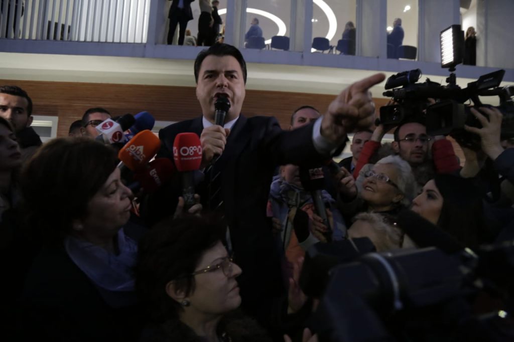 Plas keq debati, shpërthejnë ish-deputetët opozitarë: Ish-kreu i KQZ tregon pse mandatet e PD nuk konsiderohen ende të djegura! Plas keq debati, shpërthejnë ish-deputetët opozitarë: Ish-kreu i KQZ tregon pse mandatet e PD nuk konsiderohen ende të djegura!