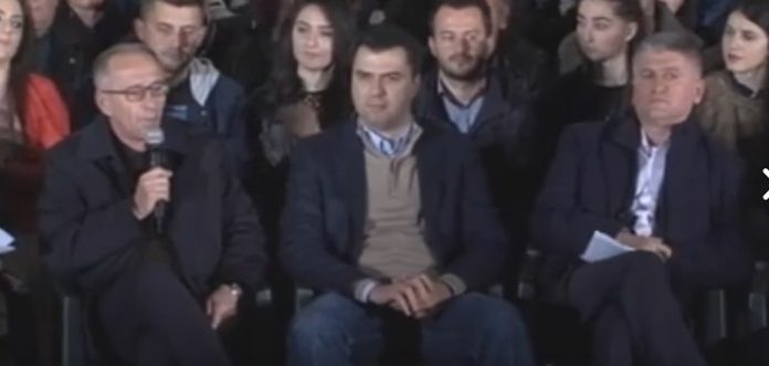 Berisha qesharak në mbështetje të pedagogëve që i ka futur në grevë: Po bëjnë historinë! Berisha qesharak në mbështetje të pedagogëve që i ka futur në grevë: Po bëjnë historinë!