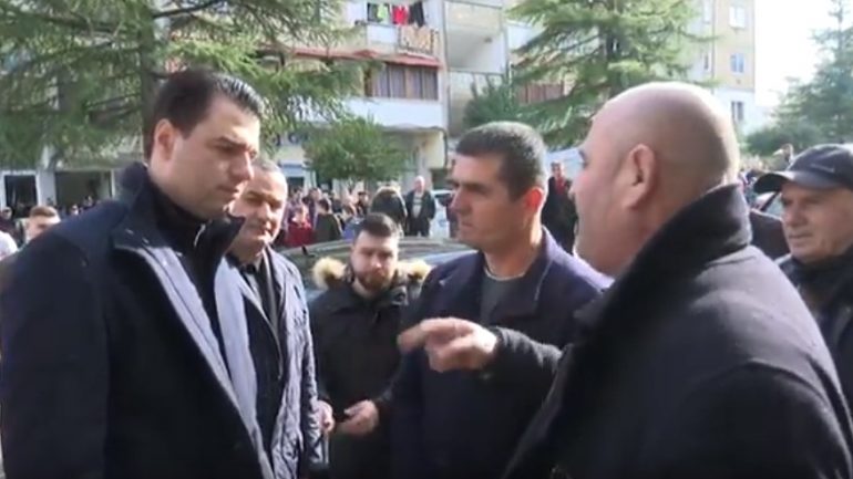 Qytetari i “gazit” i drejtohet Bashës: “Ose rrëzo atë, ose ik dhe vetë”! Çfarë mendoni se do të bëjë Basha?! (Video) Qytetari i “gazit” i drejtohet Bashës: “Ose rrëzo atë, ose ik dhe vetë”! Çfarë mendoni se do të bëjë Basha?! (Video)