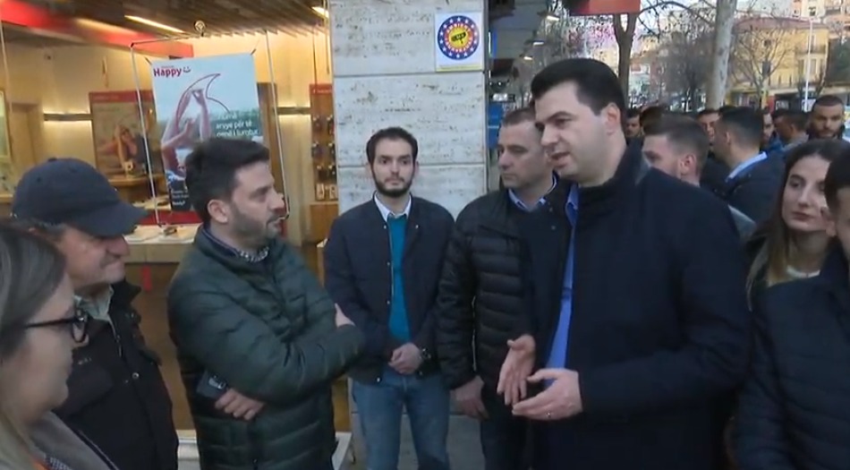 PD partie e djathtë apo PK e “vegjëlis” me Robin Hudin “pasanik”Basha: Do i’a marrim paratë oligarkëve dhe do ja kthejmë ekonomisë PD partie e djathtë apo PK e “vegjëlis” me Robin Hudin “pasanik”Basha: Do i’a marrim paratë oligarkëve dhe do ja kthejmë ekonomisë
