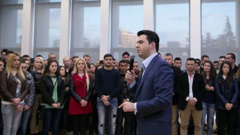 Si mashtroi PD me pjesëmarrjen në protestë Si mashtroi PD me pjesëmarrjen në protestë