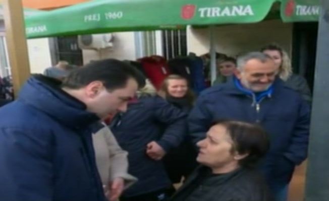 Gruaja i ankohet kryehajdutit Basha: “Në 16 rrëzojeni Ramën, se ai është hajdut, legen, është barbon or ti” (Video) Gruaja i ankohet kryehajdutit Basha: “Në 16 rrëzojeni Ramën, se ai është hajdut, legen, është barbon or ti” (Video)