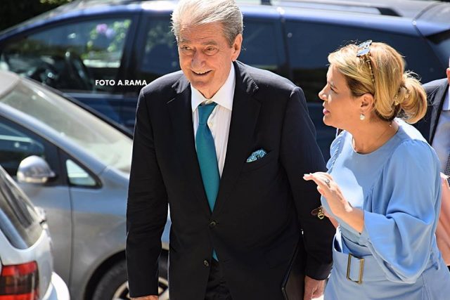 A po e përdorin Bashën si “mish për top” Berisha dhe Kryemadhi?! Presion për të drejtuar shkatërrimin e gjithçkaje te kryeministria! A po e përdorin Bashën si “mish për top” Berisha dhe Kryemadhi?! Presion për të drejtuar shkatërrimin e gjithçkaje te kryeministria!