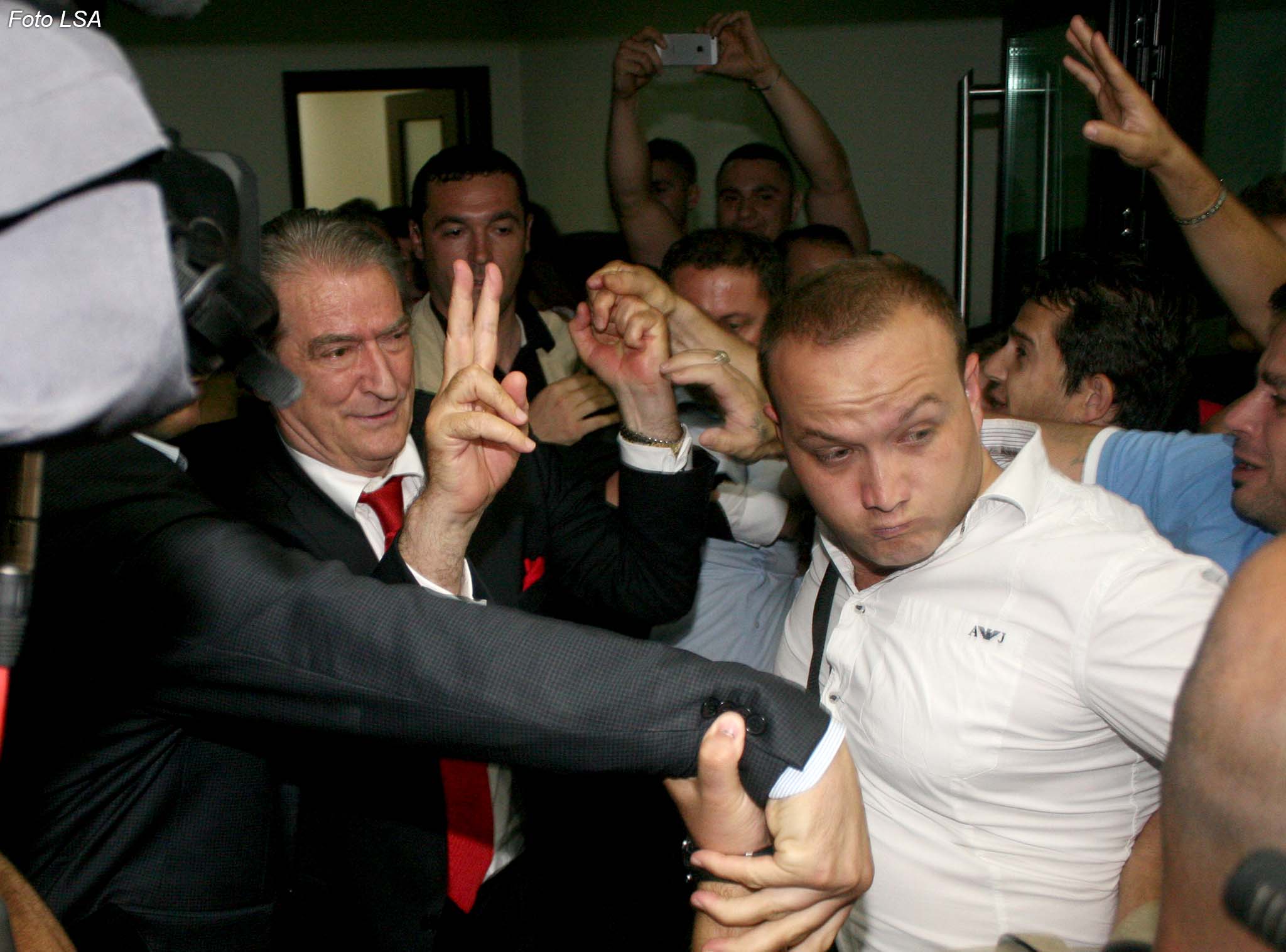 Garda i hoqi rojet fizike, dy gardistët marrin vendimin ekstrem… Po rrogat kush ua paguan?! Garda i hoqi rojet fizike, dy gardistët marrin vendimin ekstrem… Po rrogat kush ua paguan?!