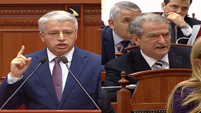 Berisha i çoroditur i drejtohet Sandër Lleshajt: Je kriminel, bastard! Unë s’i kam duart e lyera me gjak si ty Sali! Berisha i çoroditur i drejtohet Sandër Lleshajt: Je kriminel, bastard! Unë s’i kam duart e lyera me gjak si ty Sali!