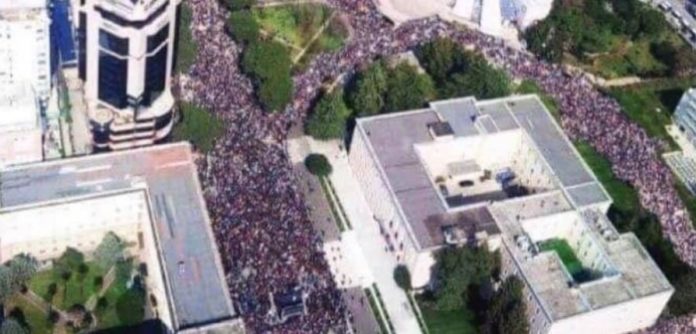 RD del bllof, publikon foto-montazh të protestës “madhështore” një ditë para, rrjeti shkrihet gazi RD del bllof, publikon foto-montazh të protestës “madhështore” një ditë para, rrjeti shkrihet gazi