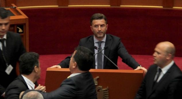 Zv/kryeministri Braçe: O pisa! Në burg do shkoni mos tu gënjej menda se do shpëtoni për pushkatimin e katër njerëzve pa gjyq! Zv/kryeministri Braçe: O pisa! Në burg do shkoni mos tu gënjej menda se do shpëtoni për pushkatimin e katër njerëzve pa gjyq!