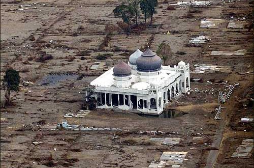 Kush i mbrojti xhamitë në Indonezi, që nuk u shkatërruan nga cunami i tmerrshëm i 2004-ës?! Kush i mbrojti xhamitë në Indonezi, që nuk u shkatërruan nga cunami i tmerrshëm i 2004-ës?!