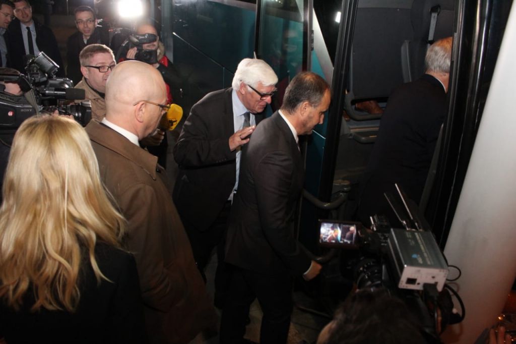 Basha e Kryemadhi si “miku” në dasëm! Eurodeputetët dhe ambasadorët në “siklet” (Foto) Basha e Kryemadhi si “miku” në dasëm! Eurodeputetët dhe ambasadorët në “siklet” (Foto)