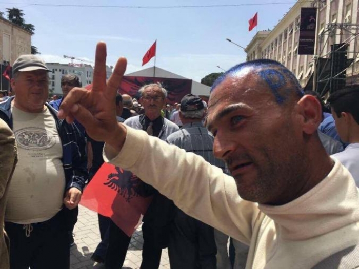 Pas prangosjes së kërkuar nga dy “udhëheqsit” i “i infiltruari”, sipas Monikës dhe Lulit, Ujku i Cërrikut, merr mbrojtjen e tyre si “shakaxhi” Pas prangosjes së kërkuar nga dy “udhëheqsit” i “i infiltruari”, sipas Monikës dhe Lulit, Ujku i Cërrikut, merr mbrojtjen e tyre si “shakaxhi”