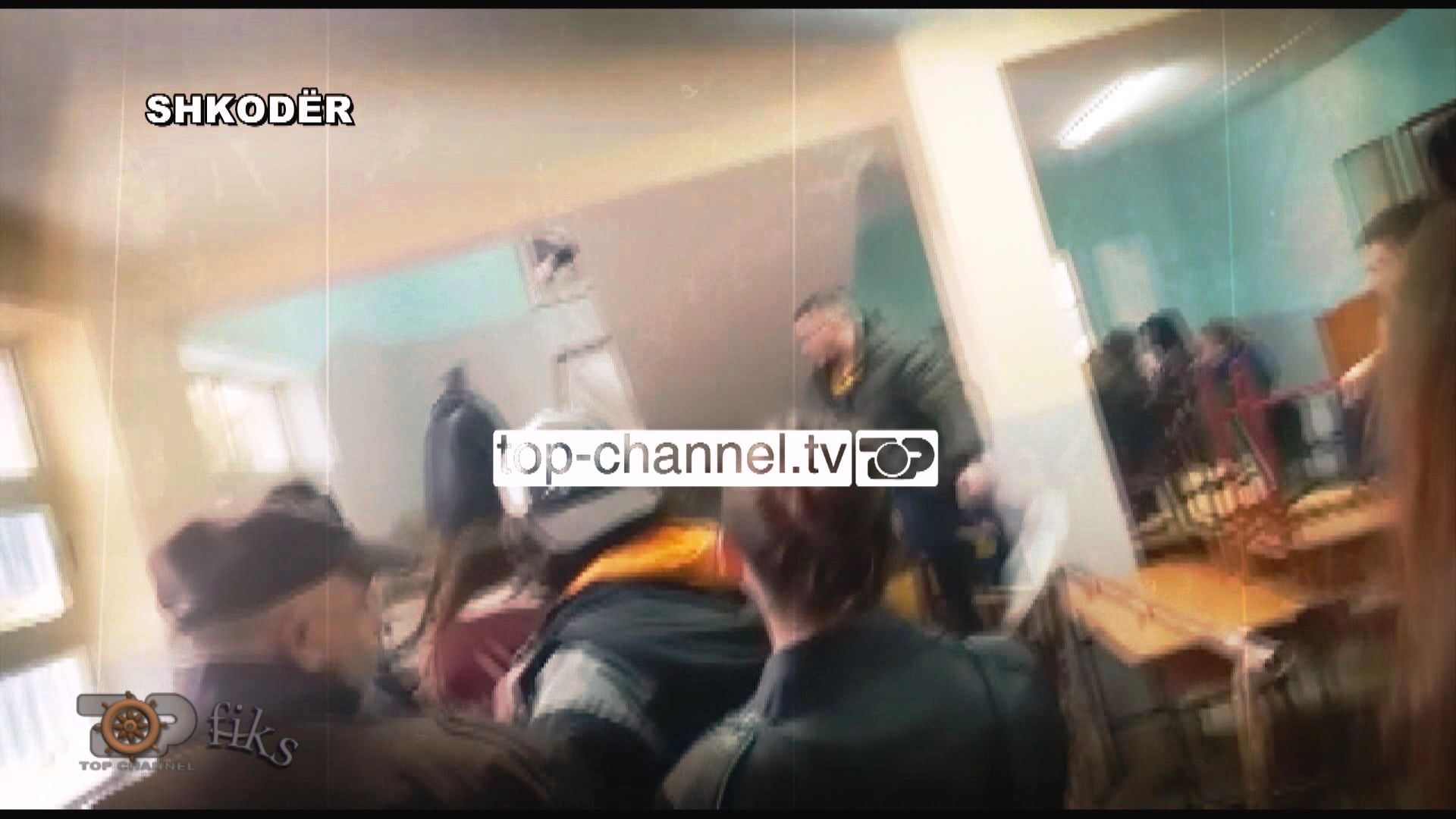 Degjeneron në sherr ngujimi i studentëve në Shkodër që s’kanë lidhje me fakultetin: Universiteti është i jemi! Degjeneron në sherr ngujimi i studentëve në Shkodër që s’kanë lidhje me fakultetin: Universiteti është i jemi!