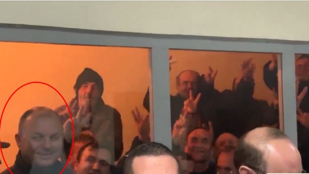 Poshtë Edi Rama! Rroftë Partia! Na nderuat djem na kthyet në vitin 1942: Ju qoftë burgu i mbarë e me krahe të lehta se partia “ju ka lanë”! Poshtë Edi Rama! Rroftë Partia! Na nderuat djem na kthyet në vitin 1942: Ju qoftë burgu i mbarë e me krahe të lehta se partia “ju ka lanë”!