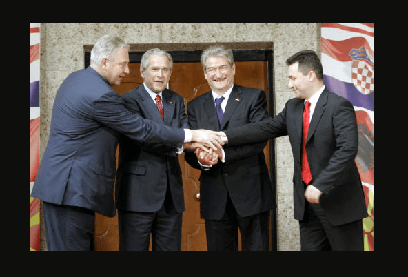 Paç fatin e mikut! A do e kenë Berisha dhe Meta, fatin e shokëve ish-kryeministra që përfunduan në….”efsel” pasi i “bekoi” Bushi ?! Paç fatin e mikut! A do e kenë Berisha dhe Meta, fatin e shokëve ish-kryeministra që përfunduan në….”efsel” pasi i “bekoi” Bushi ?!