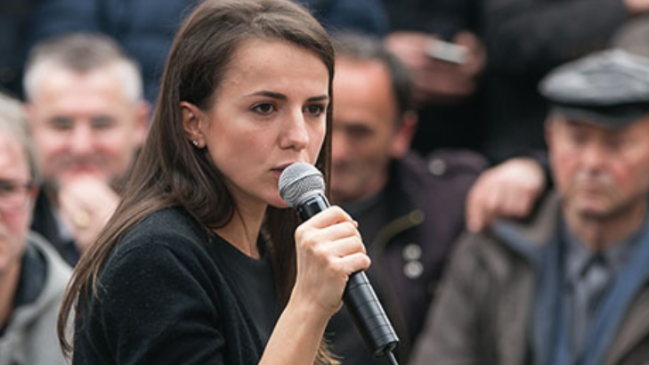 Dje doli kundër Bashës dhe kaloi pa u vënë re! Deputetja shpërthen: E papranueshme, po na shkatërron! Dje doli kundër Bashës dhe kaloi pa u vënë re! Deputetja shpërthen: E papranueshme, po na shkatërron!