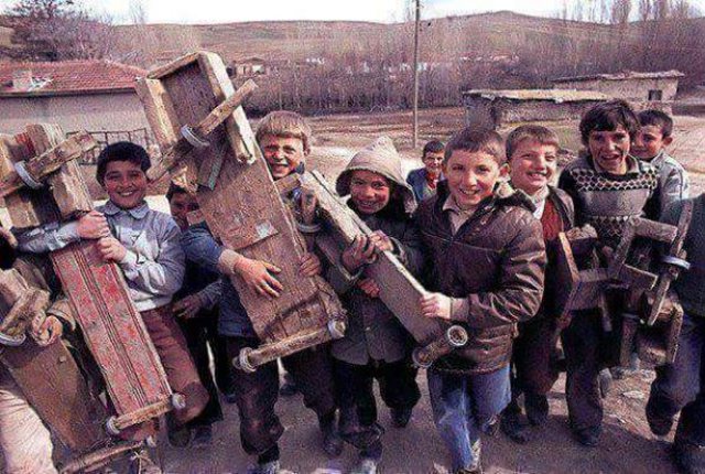 Nostalgjia/ 20 lojrat më të bukura të fëmijëve të viteve ’90 që i keni harruar Nostalgjia/ 20 lojrat më të bukura të fëmijëve të viteve ’90 që i keni harruar