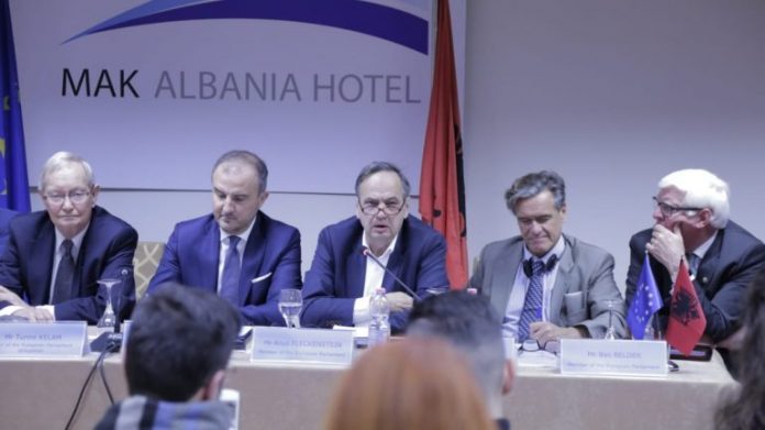 Dokumenti/ Hapja e negociatave me një kusht të vetëm: Arrestime pushtetarësh dhe ish pushtetarësh, qeveria i premton Brukselit! Dokumenti/ Hapja e negociatave me një kusht të vetëm: Arrestime pushtetarësh dhe ish pushtetarësh, qeveria i premton Brukselit!