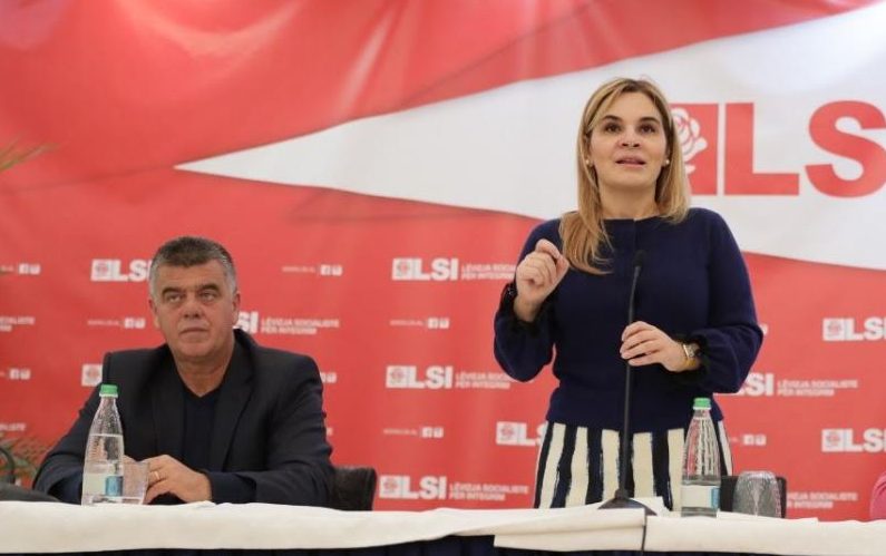 Kryemadhi imiton Bashën: Largon Lefter Kokën, pa menduar se do “gremiset” vetë në Durrës si Luli në Lushnje Kryemadhi imiton Bashën: Largon Lefter Kokën, pa menduar se do “gremiset” vetë në Durrës si Luli në Lushnje