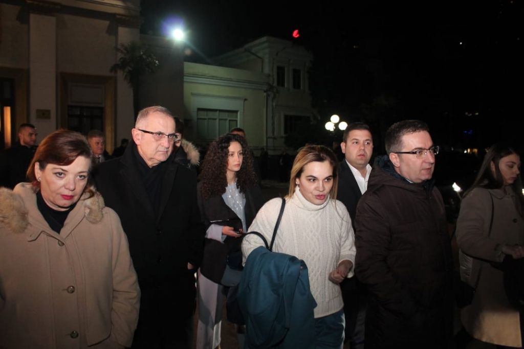 E turpshme! Privilegje pa fund, por deputetët shqiptarë ankohen për pagën: Miliona nga taksapaguesit shqiptarë, pa bërë asgjë, si njerëz mdiokër E turpshme! Privilegje pa fund, por deputetët shqiptarë ankohen për pagën: Miliona nga taksapaguesit shqiptarë, pa bërë asgjë, si njerëz mdiokër