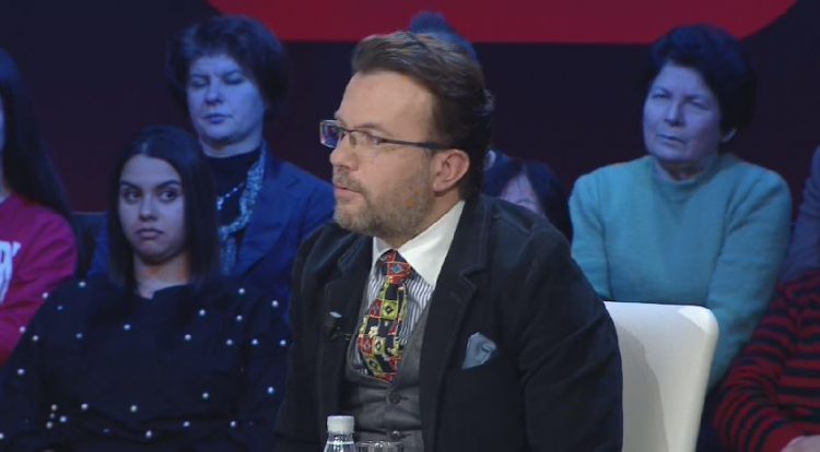 “Kjo nuk të çon as deri në banjë”! Aktori përplaset me aktivisten: Me këtë fjalor nuk të shoqëroj “Kjo nuk të çon as deri në banjë”! Aktori përplaset me aktivisten: Me këtë fjalor nuk të shoqëroj