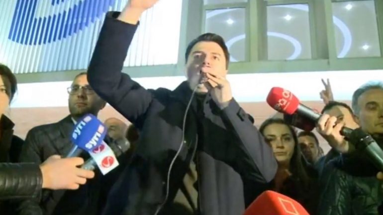 Basha tallet përsëri me turmën dhe ikën si trim i dh**rë duke kërcënuar : Nuk njohim as policinë!