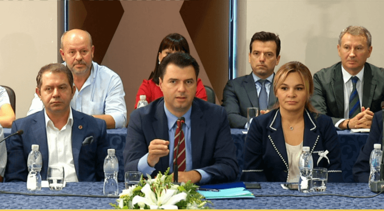 Zgjedhjet lokale: Deputeti i opozitës i jep goditjen e fortë Bashës dhe Kryemadhit
