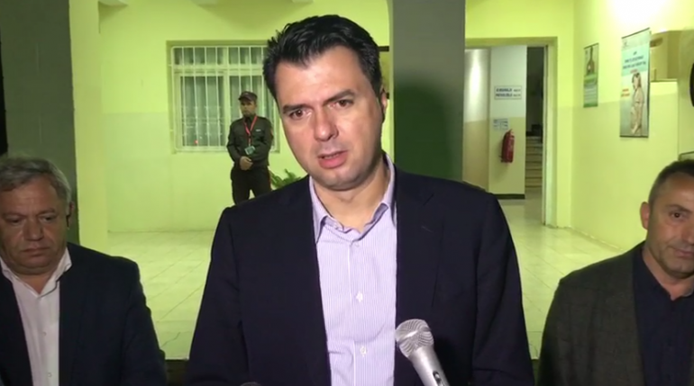 Deputeti tall Bashën: “Tullumbac i fryrë”! Shiko ëndrra me sy hapur, kinez i lumtur! Deputeti tall Bashën: “Tullumbac i fryrë”! Shiko ëndrra me sy hapur, kinez i lumtur!