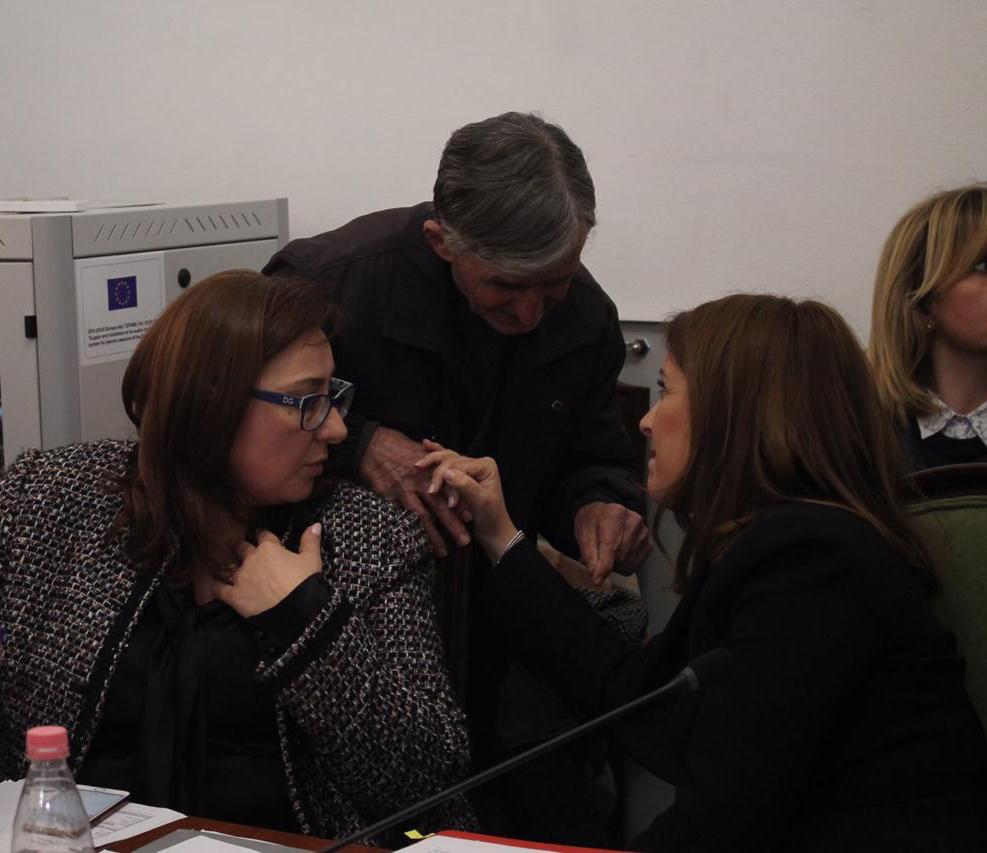 FOTO/ Çfarë nuk u pa nga Komisioni i Shëndetësisë: Teksa Vasili dhe Grida zhurmonin për protestën, qytetari merrte zgjidhje nga ministrja FOTO/ Çfarë nuk u pa nga Komisioni i Shëndetësisë: Teksa Vasili dhe Grida zhurmonin për protestën, qytetari merrte zgjidhje nga ministrja