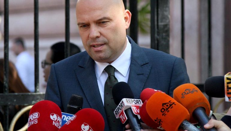 Manjani flet pas marrjes në pyetje për tenderat e MD-së: Nuk kam asnjë barrë të japë shpjegime publike Manjani flet pas marrjes në pyetje për tenderat e MD-së: Nuk kam asnjë barrë të japë shpjegime publike