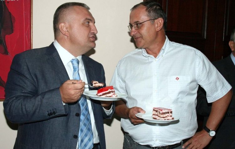 Ilir Meta, bashkëfajtor me Nanon për koncensioni në Rinas sot sulmon viktimat : U cënua siguria kombëtare! Ilir Meta, bashkëfajtor me Nanon për koncensioni në Rinas sot sulmon viktimat : U cënua siguria kombëtare!